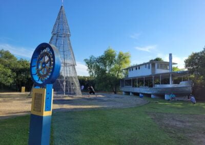 Imagem do vapor Pery com o monumento do Rotary Clube