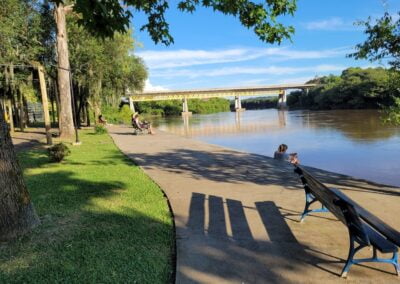 Imagem do parque do Iguaçu em São Mateus do Sul com o fundo da ponte